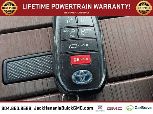 Used 2022 Toyota Sienna XLE FWD image 32
