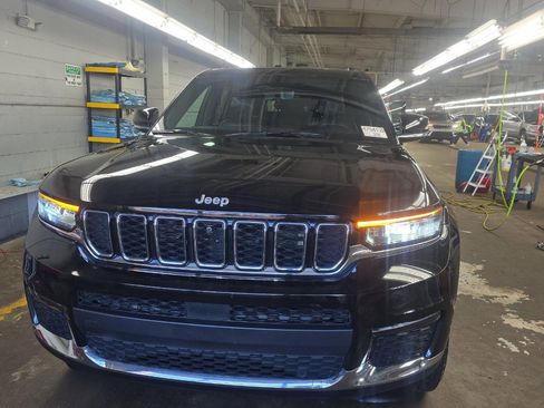 Used 2024 Jeep Grand Cherokee L Limited w/ Luxury Tech Group II AWD/4WD image 3