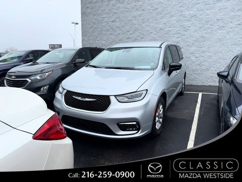 Used 2024 Chrysler Pacifica Touring-L image 1