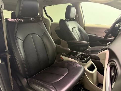 Used 2022 Chrysler Pacifica Touring-L FWD image 30