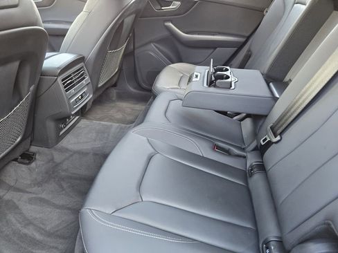 Used 2023 Audi Q8 Premium image 38