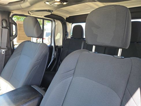 Used 2022 Jeep Gladiator Sport AWD/4WD image 9