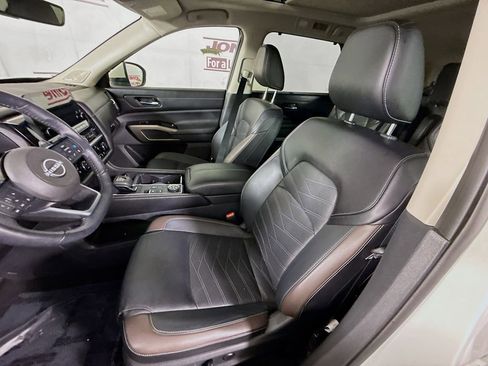 Used 2024 Nissan Pathfinder Platinum image 28