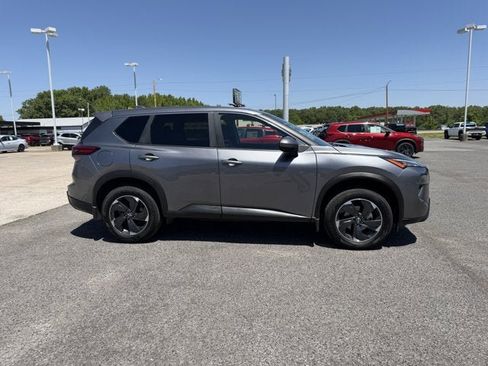 Used 2024 Nissan Rogue SV AWD/4WD image 3