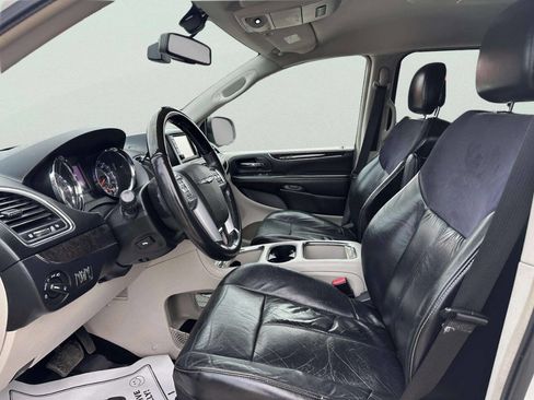 Used 2012 Chrysler Town & Country Limited image 9