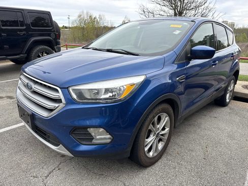 Used 2017 Ford Escape SE image 2