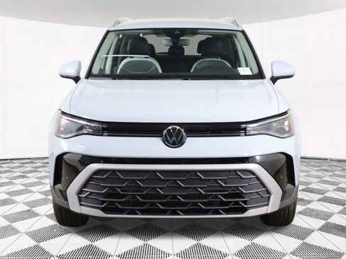 Used 2025 Volkswagen Taos SE image 19