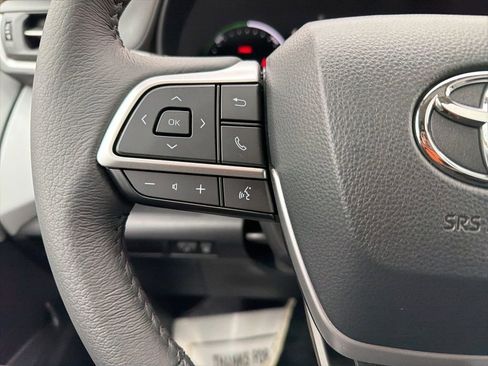 Used 2025 Toyota Sienna XLE image 17