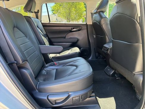 Used 2023 Toyota Highlander XLE w/ Protection Package #3 (TMS) AWD/4WD image 25
