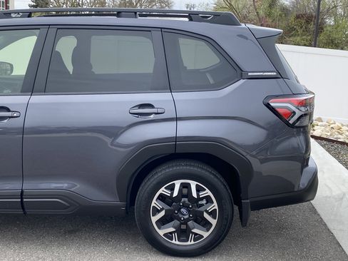 Used 2025 Subaru Forester Premium w/ Convenience Package #1 AWD/4WD image 4