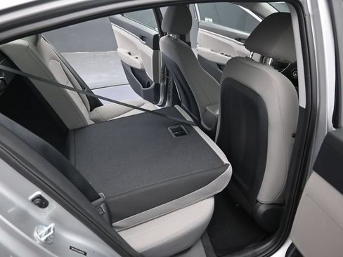 Used 2020 Hyundai Elantra SE FWD image 25
