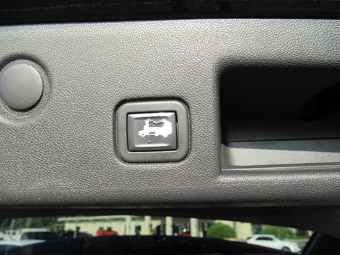 Used 2020 Chevrolet Equinox LT FWD image 32