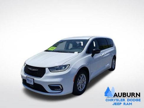 Used 2024 Chrysler Pacifica Touring-L FWD image 3