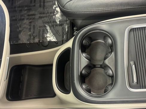 Used 2022 Chrysler Pacifica Touring-L FWD image 32