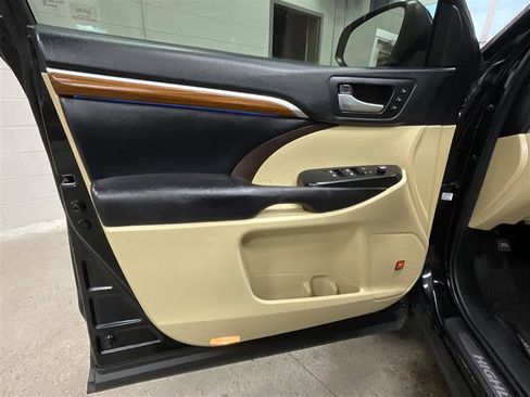 Used 2017 Toyota Highlander Limited image 10
