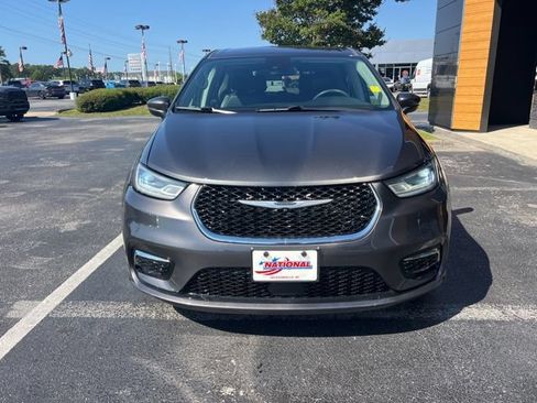 Used 2023 Chrysler Pacifica Touring-L FWD image 3