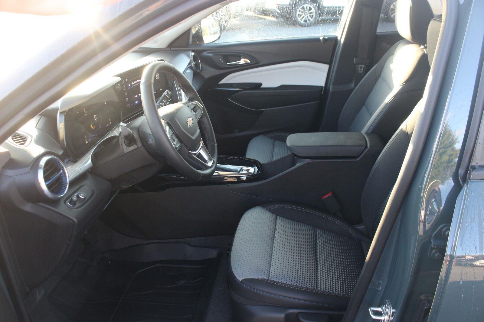Used 2026 Chevrolet Trax LT w/ Driver Confidence Package FWD image 16