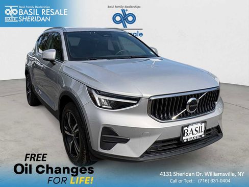 Used 2025 Volvo XC40 B5 Core AWD/4WD image 1