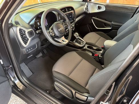 Used 2025 Kia Soul LX w/ LX Technology Package FWD image 2