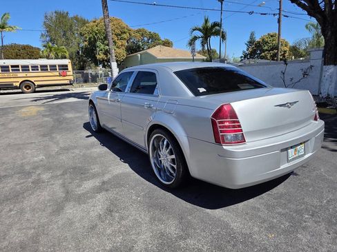 Used 2005 Chrysler 300 RWD image 8