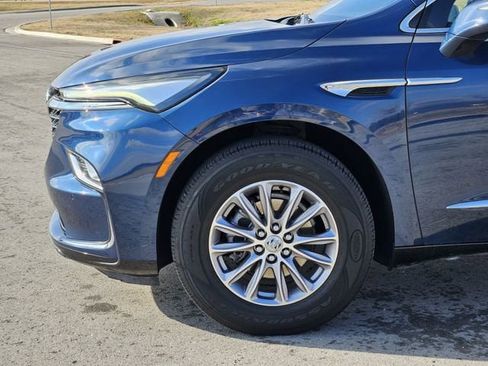 Used 2023 Buick Enclave Essence image 10
