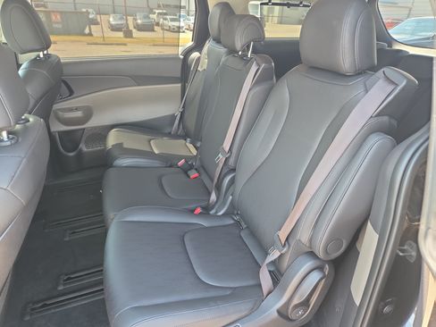 Used 2025 Kia Carnival EX FWD image 7
