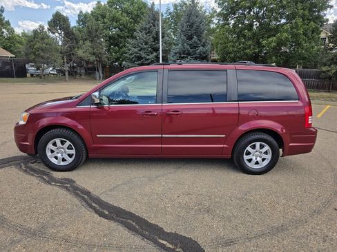 Used 2010 Chrysler Town & Country Touring Plus w/ Safetytec Group FWD image 2