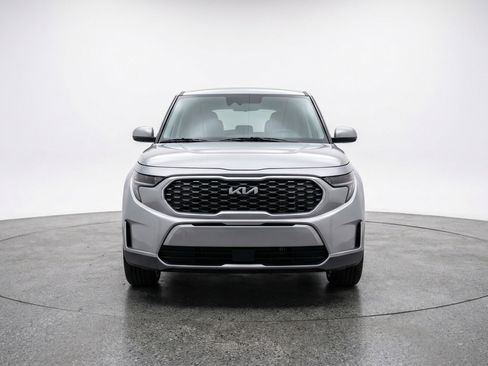 Used 2025 Kia Soul LX w/ LX Technology Package image 2