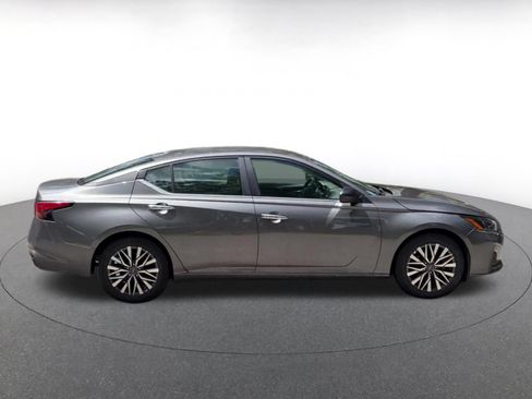 Used 2025 Nissan Altima 2.5 SV FWD image 16