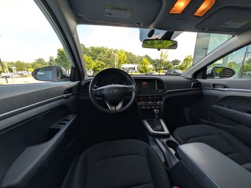 Used 2020 Hyundai Elantra SE w/ Cargo Package (C1) FWD image 8