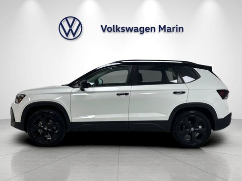 Used 2025 Volkswagen Taos SE AWD/4WD image 2