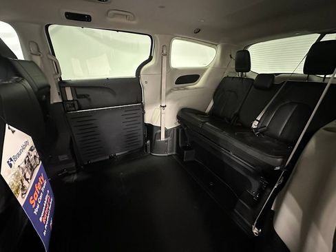 Used 2023 Chrysler Pacifica Touring-L FWD image 18