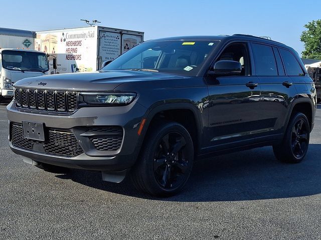 Used 2022 Jeep Grand Cherokee Altitude AWD/4WD image 6