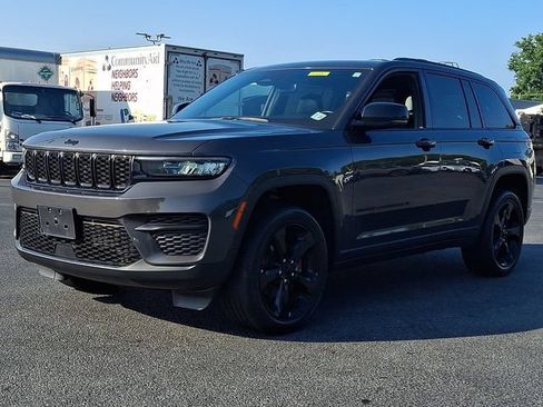Used 2022 Jeep Grand Cherokee Altitude AWD/4WD image 6