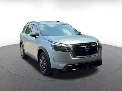 Used 2025 Nissan Pathfinder SV FWD image 3
