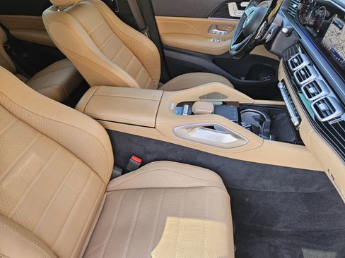 Used 2024 Mercedes-Benz GLS 580 4MATIC image 11