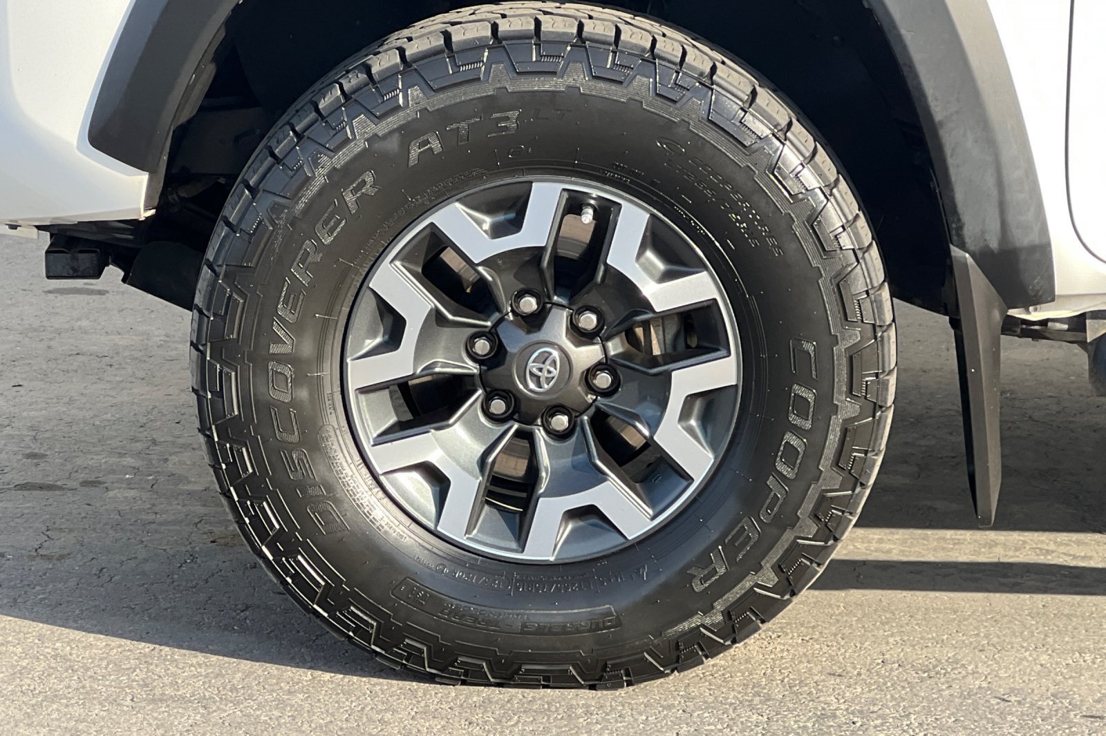 Used 2017 Toyota Tacoma TRD Off-Road w/ Tow Package AWD/4WD image 29