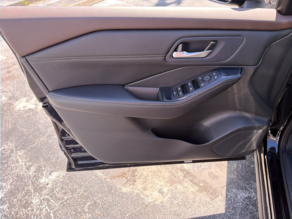 Used 2023 Nissan Rogue SV w/ SV Premium B Package FWD image 18