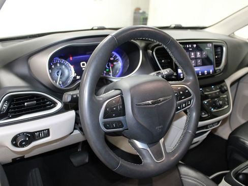 Used 2023 Chrysler Pacifica Touring-L FWD image 18