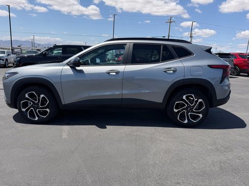 Used 2024 Chevrolet Trax RS w/ Sunroof Package FWD image 5