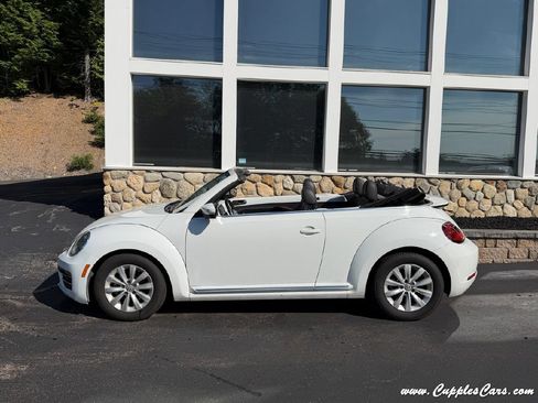 Used 2018 Volkswagen Beetle 2.0T S FWD image 2