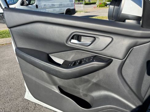 Used 2025 Nissan Rogue SV FWD image 18