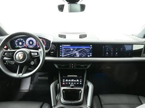 Used 2025 Porsche Cayenne image 27