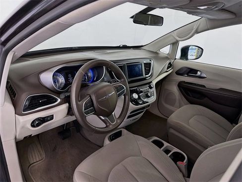Used 2020 Chrysler Voyager LX image 9
