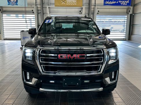 Used 2023 GMC Yukon XL SLT w/ SLT Premium Package AWD/4WD image 3