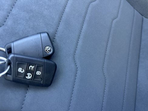 Used 2025 Volkswagen Taos SE w/ Panoramic Sunroof Package FWD image 20