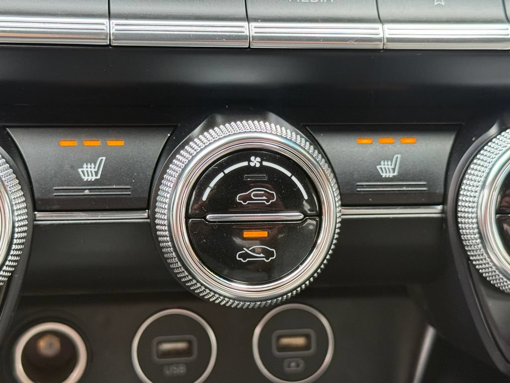 Used 2022 Genesis G70 2.0T RWD image 4