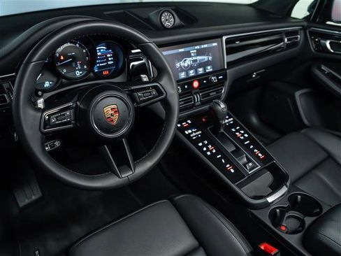 New 2025 Porsche Macan image 4