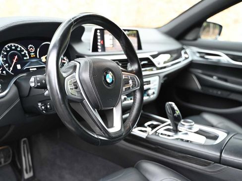 Used 2019 BMW 750i w/ M Sport Package RWD image 12