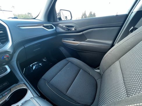 Used 2023 GMC Acadia SLE w/ Driver Convenience Package image 17